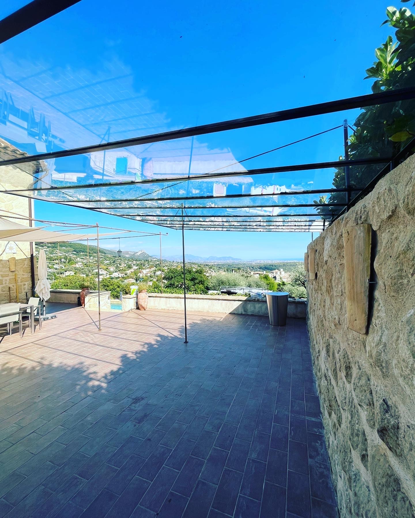 Pergolas métalliques contemporaines et marquises élégantes