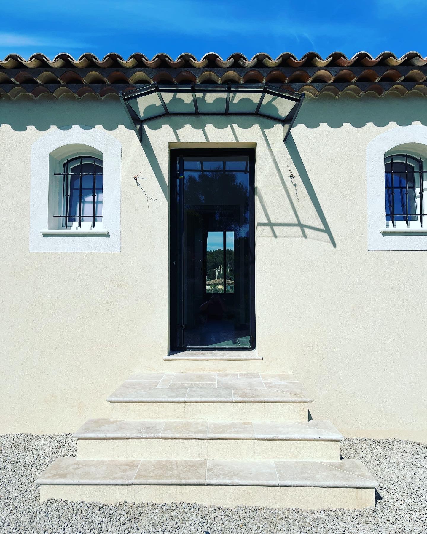 Portes vitrées en métal design alliant sécurité et luminosité