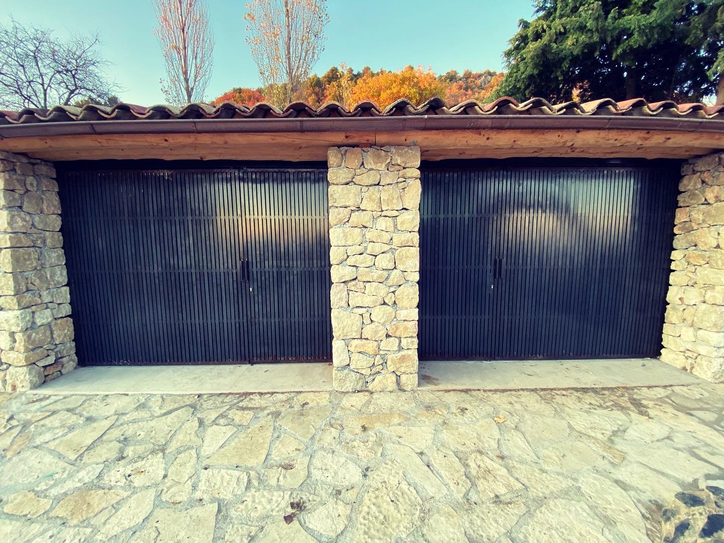 Porte en fer forgé travaillée à la main pour garage de villa à Roquefort-les-Pins