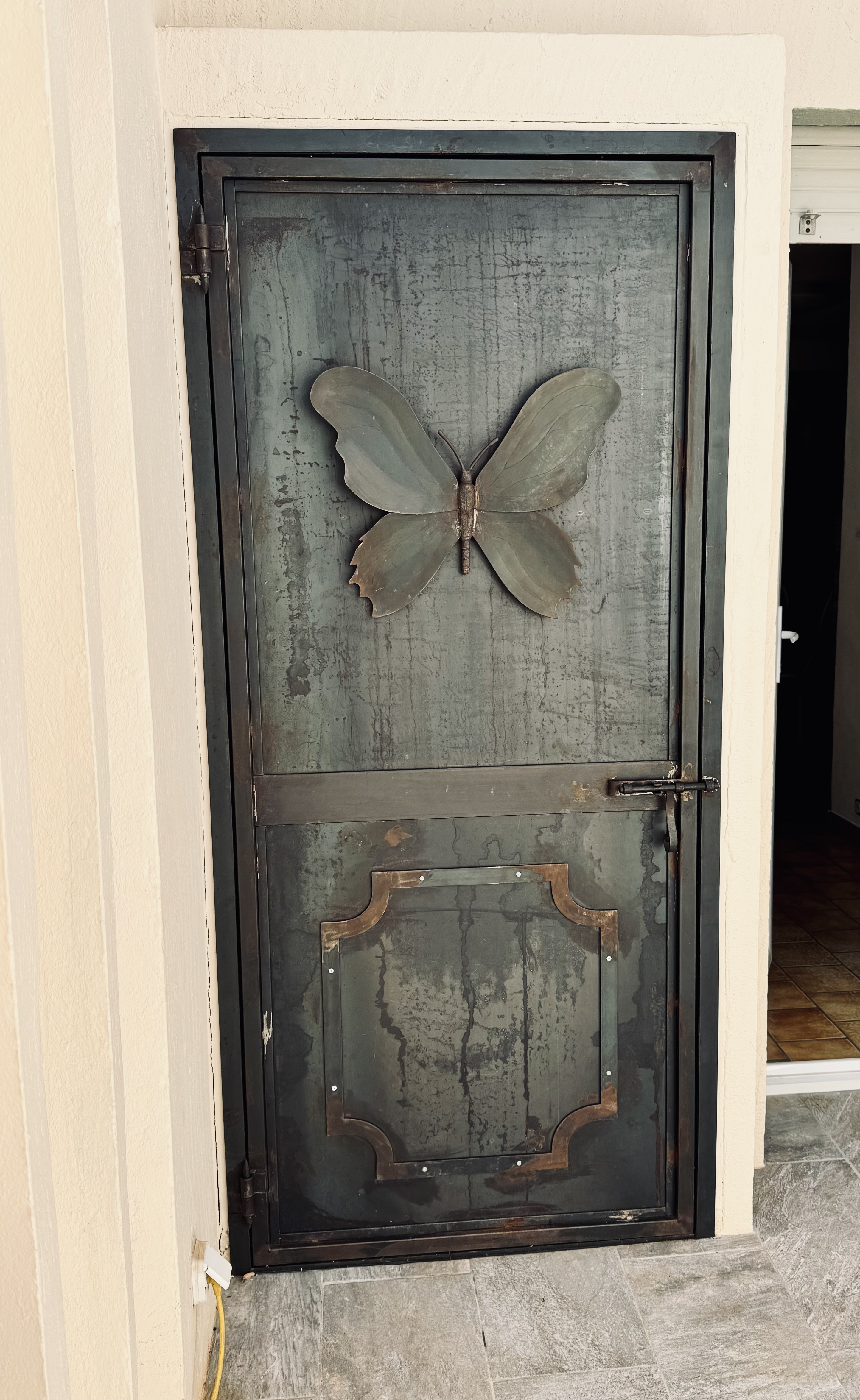 Porte métallique vitrée style atelier installée à Antibes