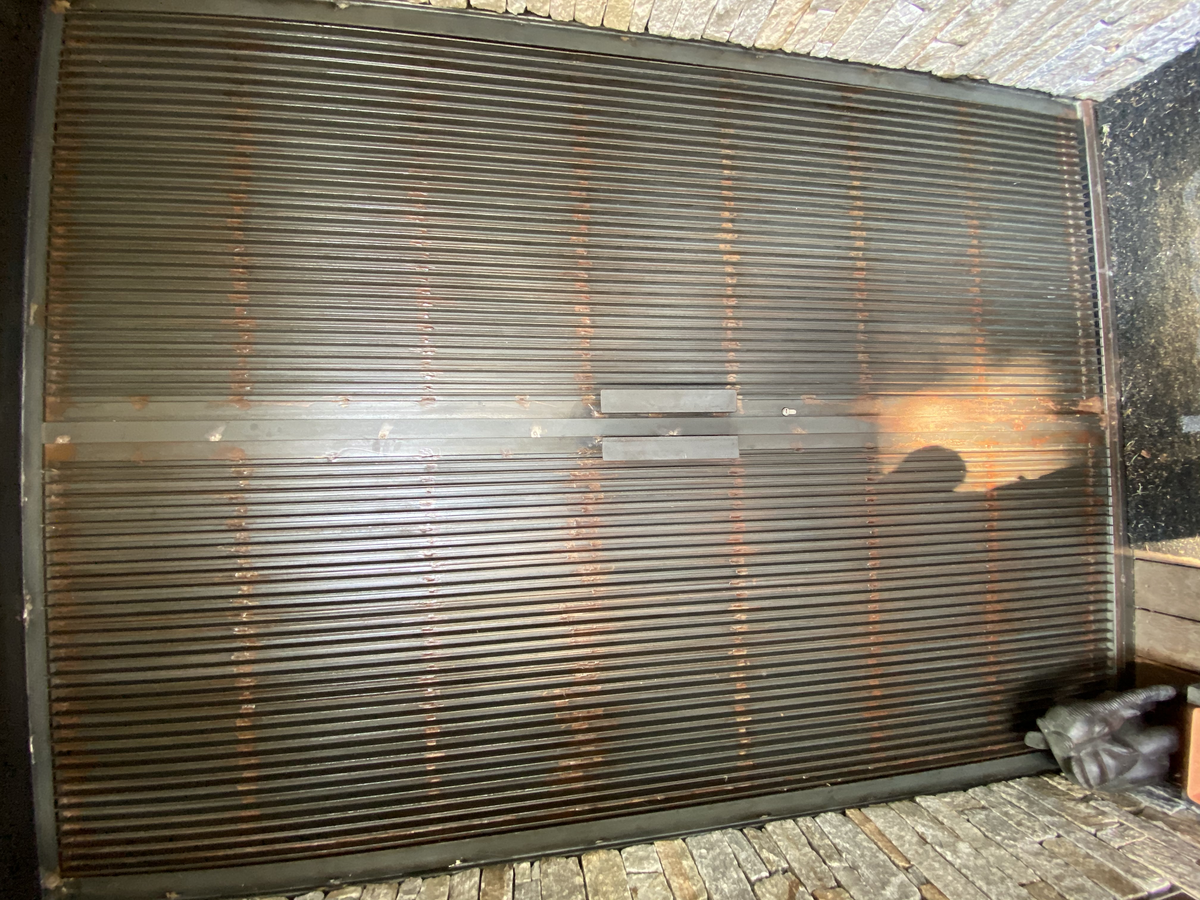 Porte pleine en acier thermolaqué noir à Grasse pour maison provençale