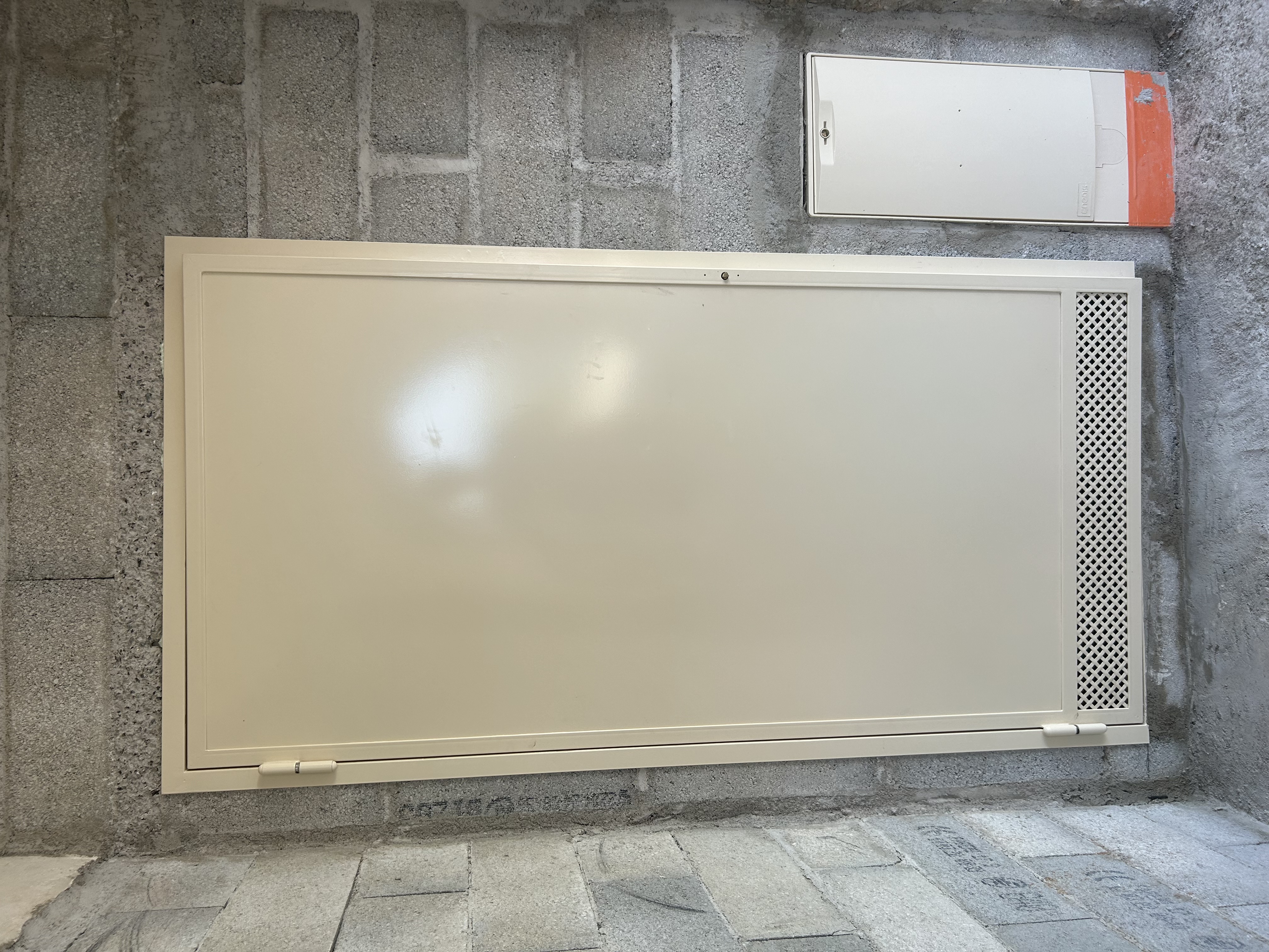 Fabrication artisanale de porte blindée en acier style industriel à Mougins