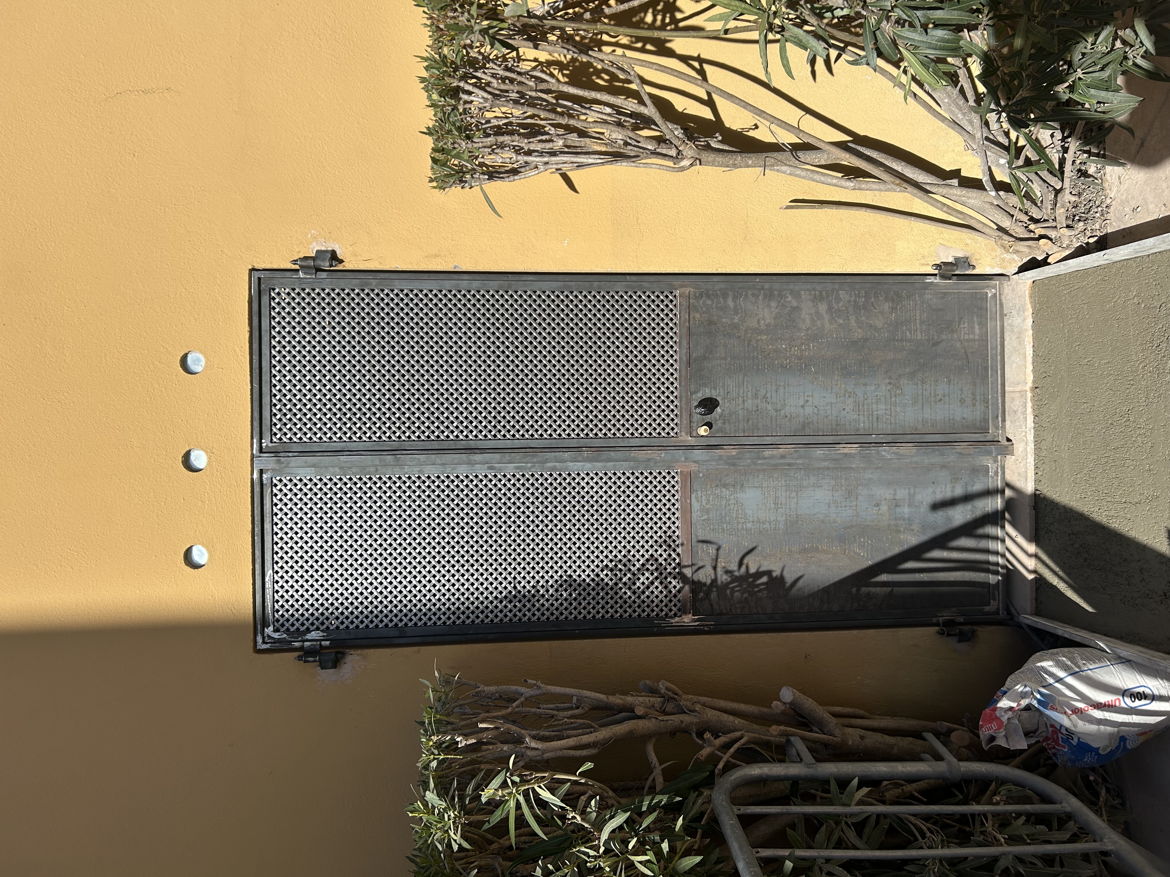 Porte de service sur mesure avec grille à Saint-Laurent-du-Var